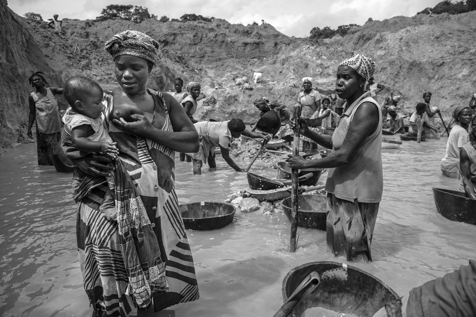 People working in mercury infested water in Ghana